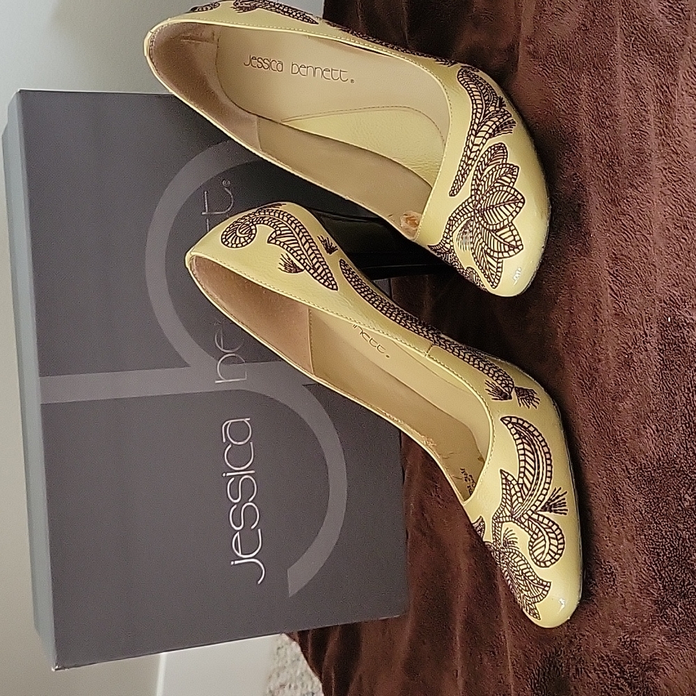Jessica Bennett Cream/Taupe/ Brown embroidered 8.5 sz pumps